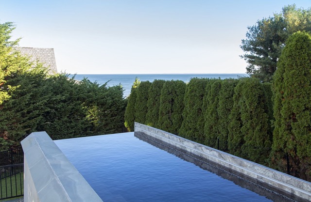 In der Nähe von Compo Beach, Infinity-Pool, spektakulärem Blick auf das Wasser in diesem eleganten neuen Zuhause