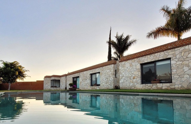 Hermosa casa con ayuda para servir desayuno y comida.
