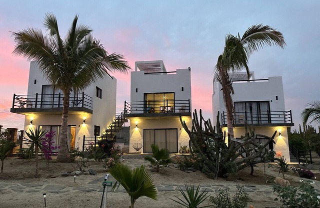 Condo#4-5 Min Walk 2 Beach/Surf-Sleeps4Queen Suite