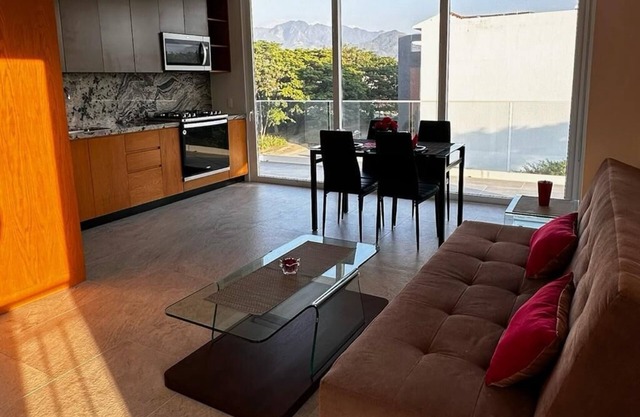 Condo in Central Fluvial/Versalles. Minutes from the airport and all amenities.