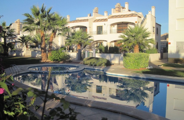 Wohnung in gemütlichen Garten neben dem Pool.