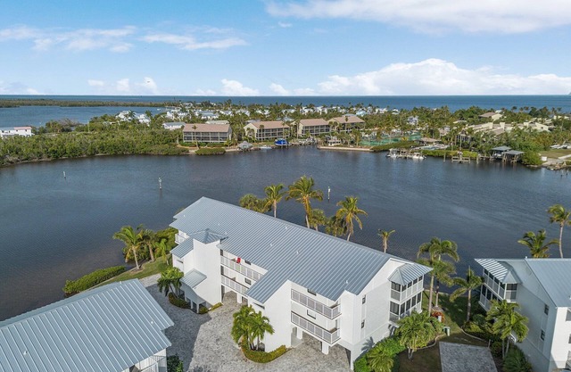 Condo in Four Winds! 2/2 Incredible Water Views!