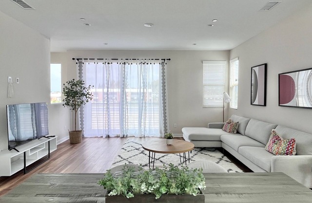 Condo in Irvine & Rooftop & Pool & gated community