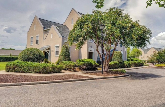 Condo in Legends Golf Course Resort with a great Pub Next Door to the Unit