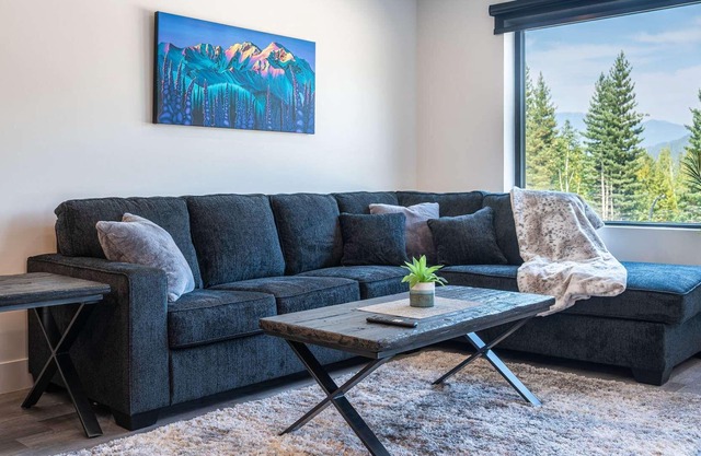 Condo in Revelstoke - Private Hot Tub - Alpine Haven