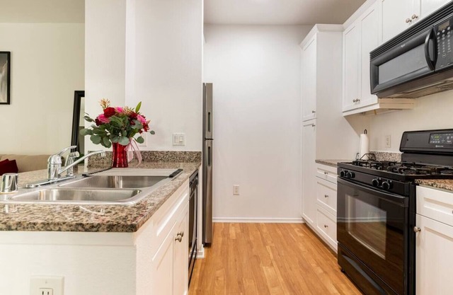 Condo near beach/Airport/UCI Ideal For Long Stay