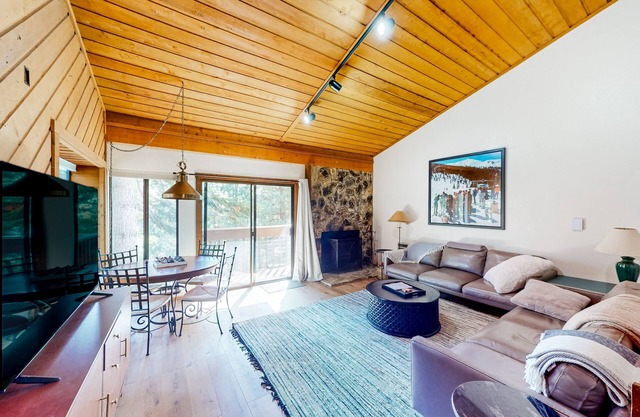 Condo near lake & skiing with on-site pool, hot tub, & sauna