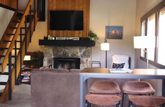 Condo Near Skiing w/Fireplace & Indoor Pool/Suana