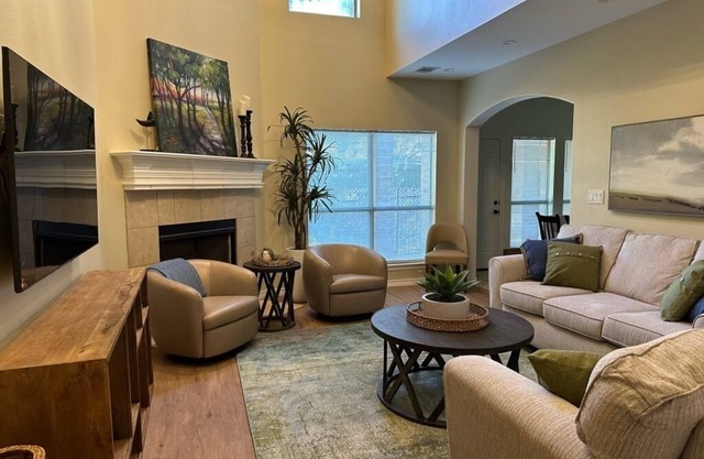 Condo nestled between golf courses and minutes from AT&T Stadium and Globe Life!