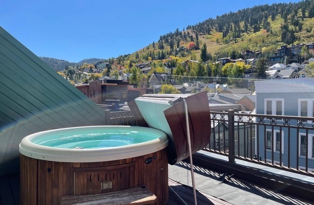PENTHOUSE! Hauptstraße Lage !! Privater Whirlpool auf dem Dach mit Blick auf die Berge!