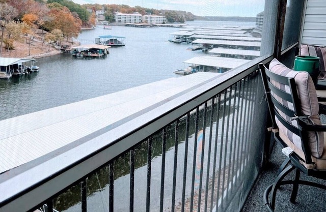 Condo on the water at Lake Ozark, minutes from Bagnell Dam!
