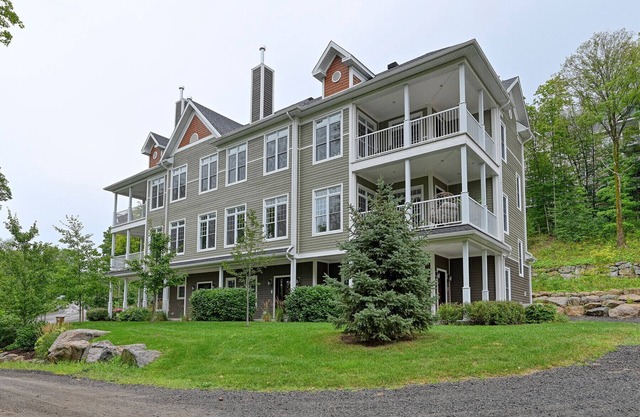 Condo ski in ski out and bike in/out. Direct access to C1