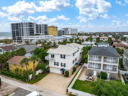 Condo steps of South Jacksonville Beach & minutes to Mayo Clinic