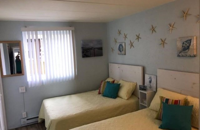 Condo that sleeps 6. 2 blocks from N Wildwood Beach. 2 blocks from the sea wall
