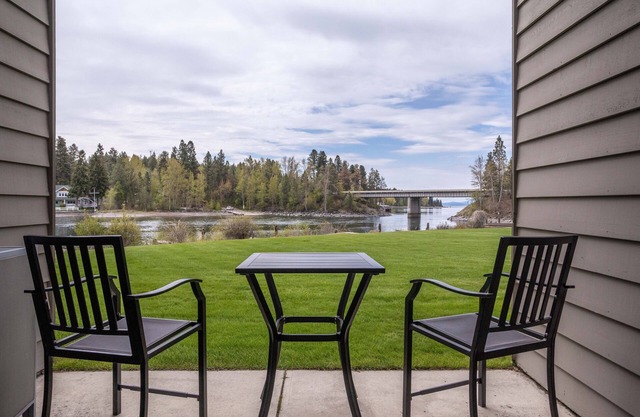 Condo w/gorgeous views & walk-out patio - Updated Waterfront Marina Cay Studio