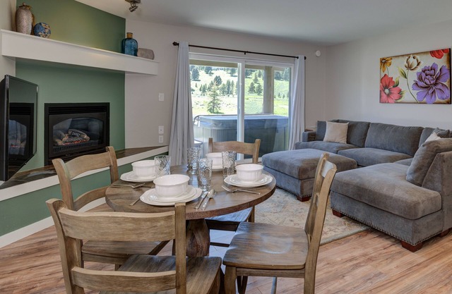 Condo w/hot tub & fireplace close to Big Sky Resort & Town Center - Modern Mountain Charm