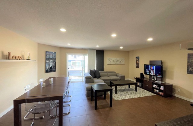 Condo w/ oversize garage, walking distance to grocery, restaurants, bars, beach