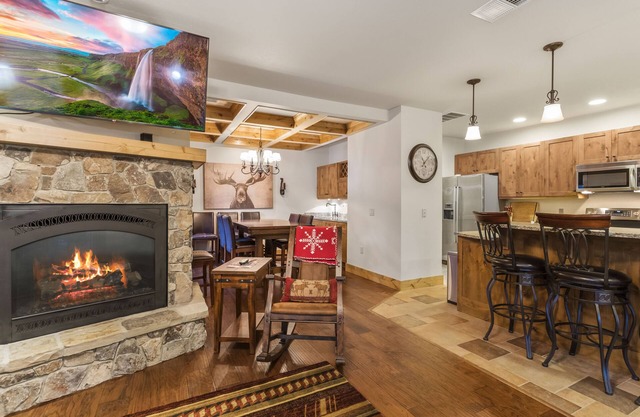 Condo w/private boat slip, fireplace, A/C - Marina Cay Estates Lake Daze