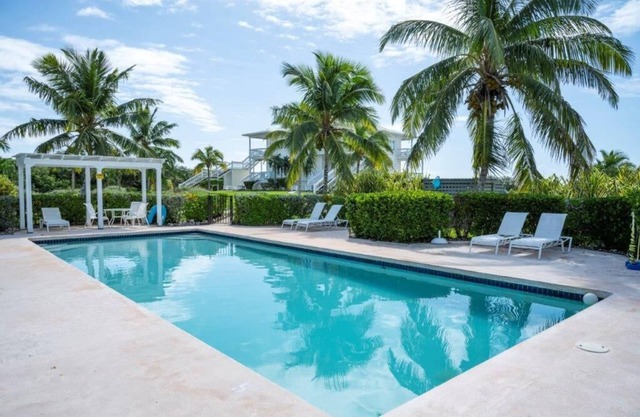 Neue Wohnung w / Htd Pool, Privatstrand, Dock, 2-Ocean View, Golf Cart, Kajaks