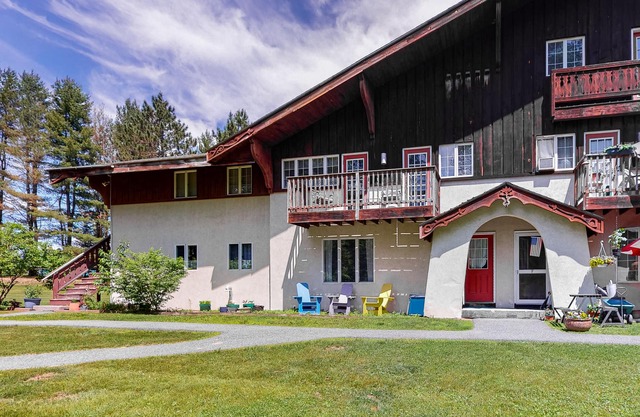 Condo with balcony, gas fireplace, & washer/dryer - close to hiking & skiing