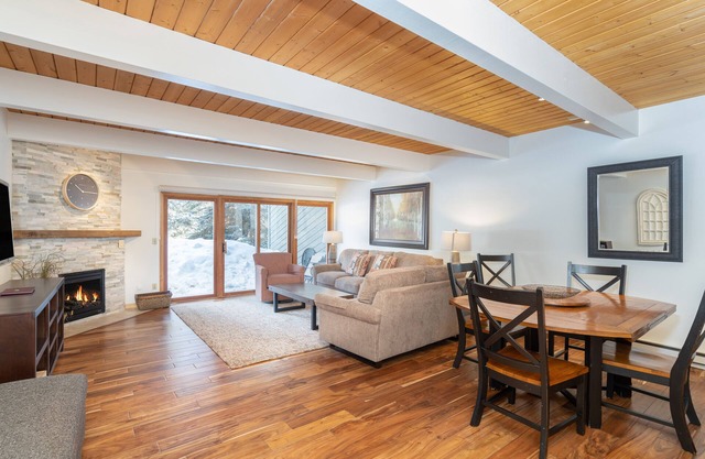 Ski-in condo with fireplace, laundry & hot tubs - walk to gondola & Main St