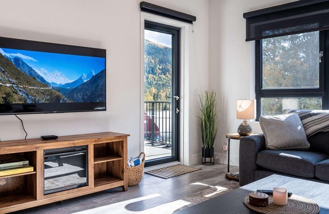 Condo with Hot Tub- A Mountainview Escape