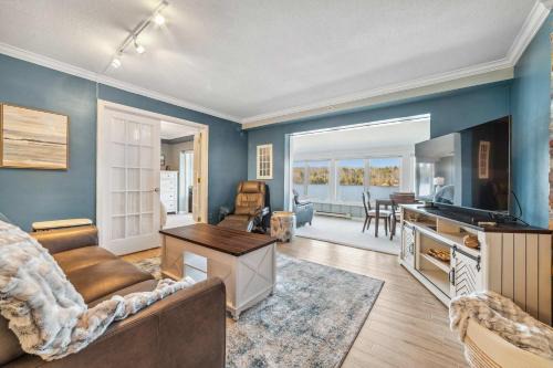 Condo with Panoramic views on Clam Lake