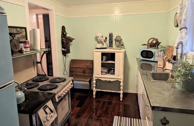 Conductor’s Quarters - Lakefront Luxury 1 Bedroom with Kayaking near Florence