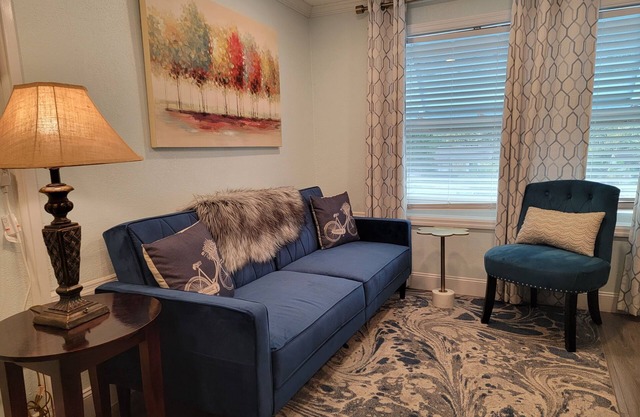 Confidently Clean, Quint & Cozy Apartment