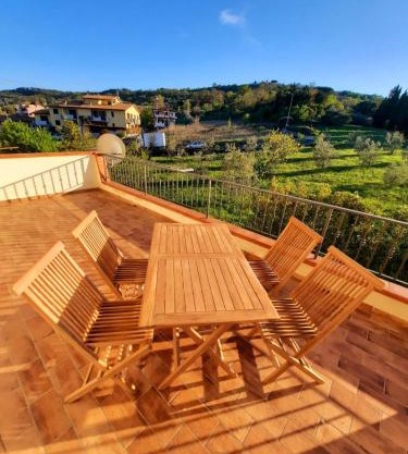Confortevole bilocale a pochi chilometri dal mare con ampia terrazza privata e vista sulla campagna Toscana