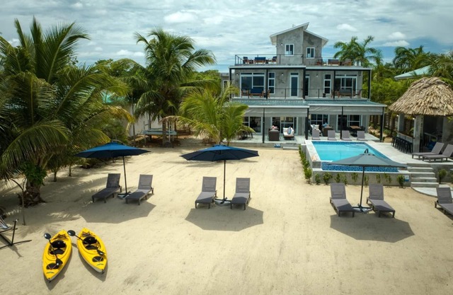 Conmigo Villas North - Beachfront 3 Bedroom Condo w/ Pool