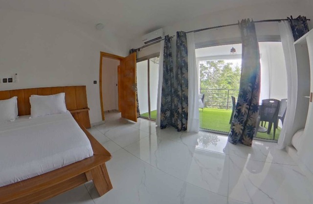 Juniorsuite-mit Verbindungstür-Ensuite mit Dusche-Blick auf den Fluss