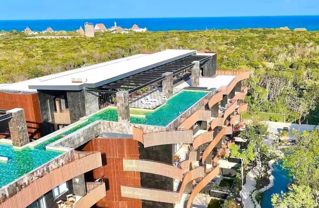 Conserjería + Jacuzzi + piscina + vista al mar