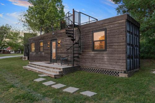 Container home with rooftop views and pickleball-Pecan Grove