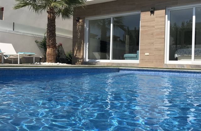 Moderne neue Villa mit privatem Pool und in der Nähe von Stränden