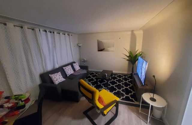 Contemporary 1 bed near Edmonton Expo Center