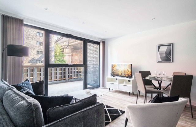 Contemporary 2 Bed Central Manchester Apartment