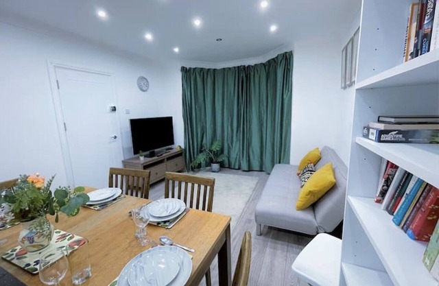Contemporary 2 BED Flat Heart OF Lewisham - 5 Mins From Station!