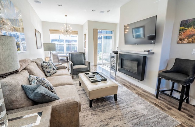 Contemporary 2-bedroom Townhome in Kimball Junction, Park City- private hot tub
