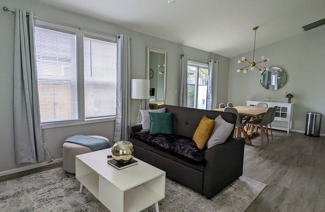 Contemporary 2 Bedroom Close to Downtown, Dining