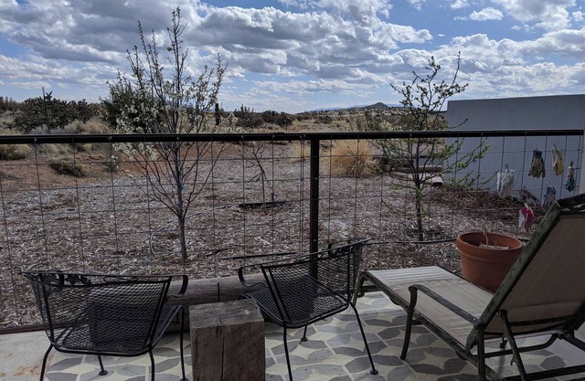 Contemporary 2 br close to town, w/views and hiking to high desert behind house