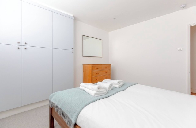 Contemporary 2BD Flat - 1 Min to Pimlico Station!