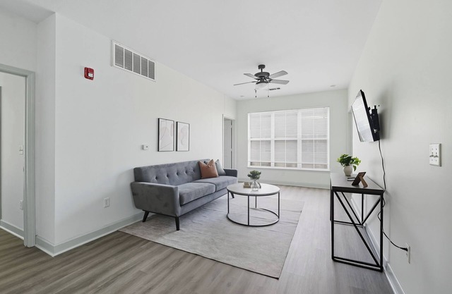 Contemporary 2BR/2BA with Great Amenities