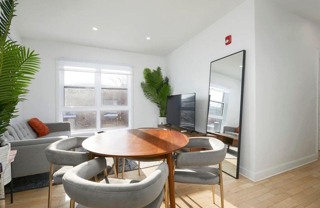 Contemporary 2BR Retreat in MTL's Gay Village