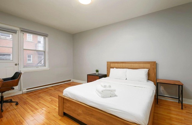 Contemporary 2BR – Stylish Comfort on MTL West