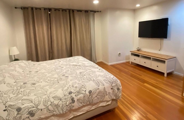 Contemporary 2BR Townhouse near Downtown Seattle