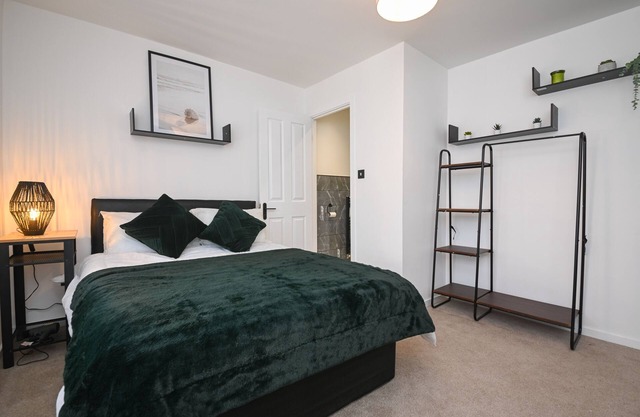 Contemporary 3-Bed Home: Ideal for Short or Long-Term Stays