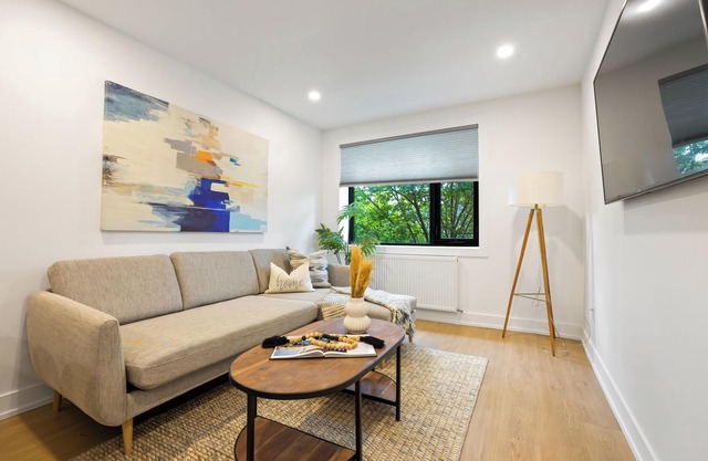 Contemporary 3 Bedroom Apt in Midtown Toronto