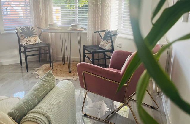 Contemporary and cosy apartment - pet and family friendly