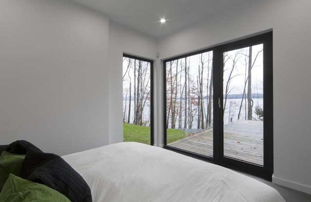 Contemporary and luxurious property on Lake Memphremagog